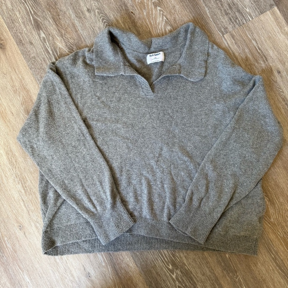 Old Navy Women's V-Neck Sweater in Soft Gray